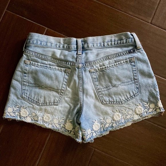 Lucky Brand “The Cut Off” Floral Embroidered Denim Shorts - Light Wash - 2/26 - Picture 2 of 5